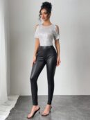 Remera Elegante con Hombros Descubiertos y Detalles de Lentejuelas