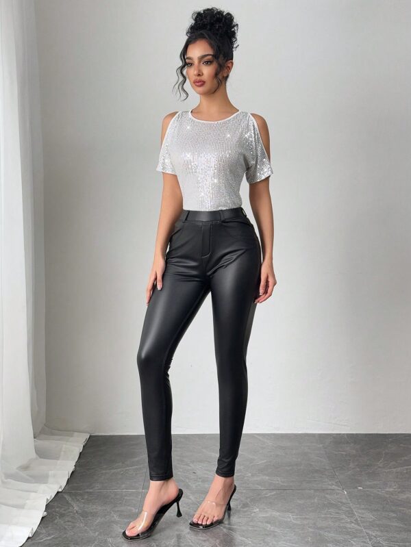 Remera Elegante con Hombros Descubiertos y Detalles de Lentejuelas - Image 8