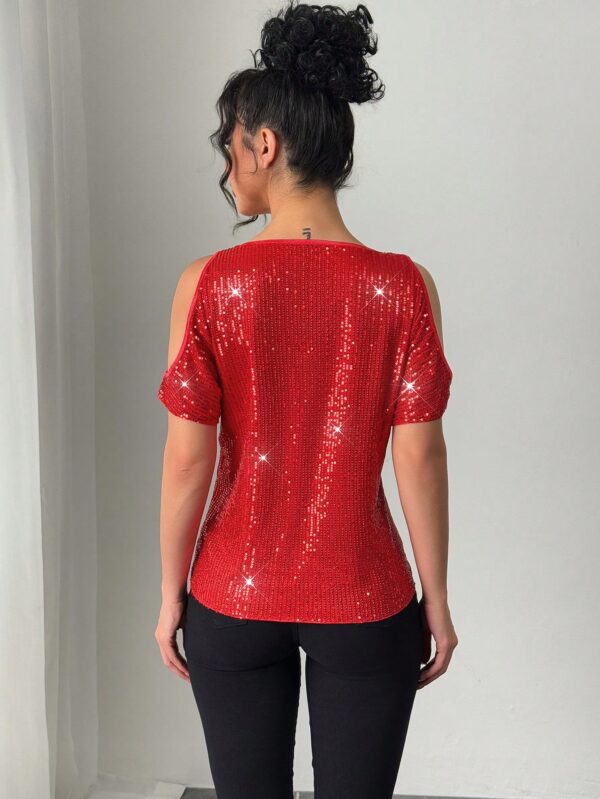Remera Elegante con Hombros Descubiertos y Detalles de Lentejuelas - Image 15