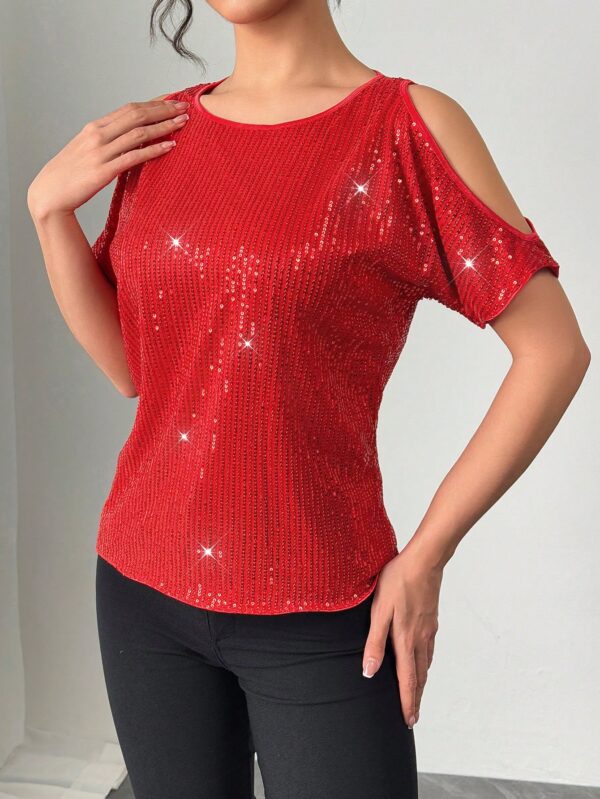 Remera Elegante con Hombros Descubiertos y Detalles de Lentejuelas - Image 16