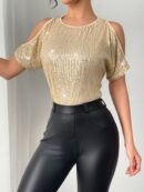 Remera Elegante con Hombros Descubiertos y Detalles de Lentejuelas