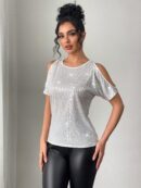 Remera Elegante con Hombros Descubiertos y Detalles de Lentejuelas