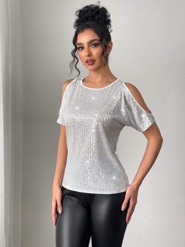 Remera Elegante con Hombros Descubiertos y Detalles de Lentejuelas - Image 9