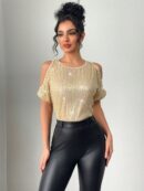 Remera Elegante con Hombros Descubiertos y Detalles de Lentejuelas