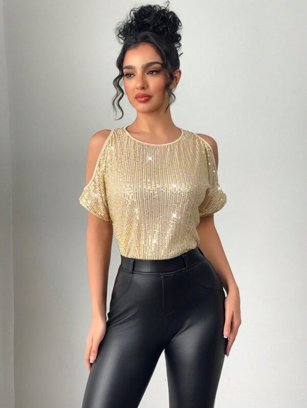 Remera Elegante con Hombros Descubiertos y Detalles de Lentejuelas - Image 24