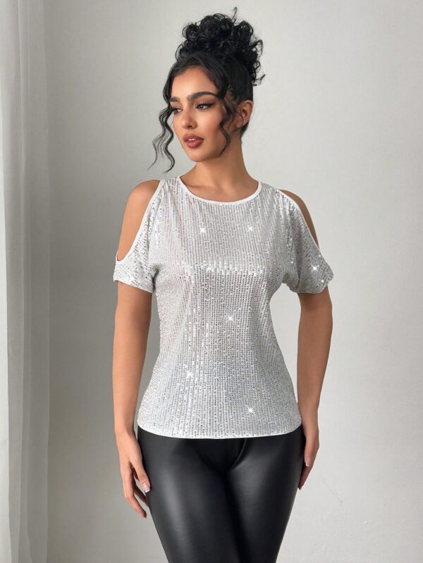 Remera Elegante con Hombros Descubiertos y Detalles de Lentejuelas - Image 10