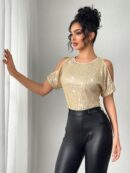 Remera Elegante con Hombros Descubiertos y Detalles de Lentejuelas