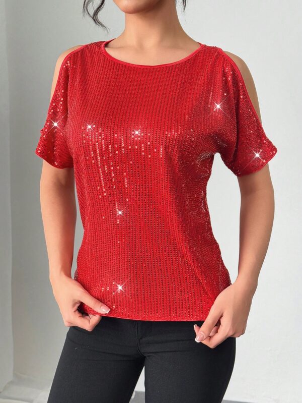 Remera Elegante con Hombros Descubiertos y Detalles de Lentejuelas - Image 18