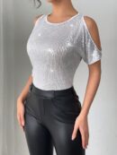 Remera Elegante con Hombros Descubiertos y Detalles de Lentejuelas