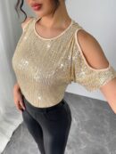 Remera Elegante con Hombros Descubiertos y Detalles de Lentejuelas