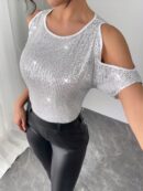 Remera Elegante con Hombros Descubiertos y Detalles de Lentejuelas
