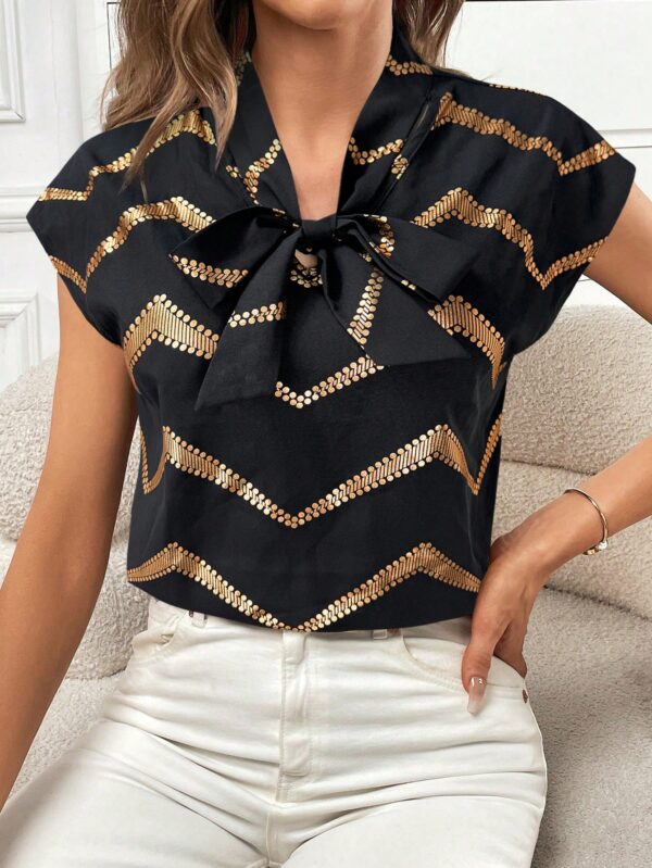 Blusa Elegante con Estampado Gráfico y Cuello de Lazo - Image 13