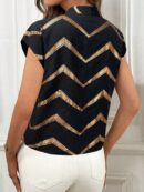Blusa Elegante con Estampado Gráfico y Cuello de Lazo
