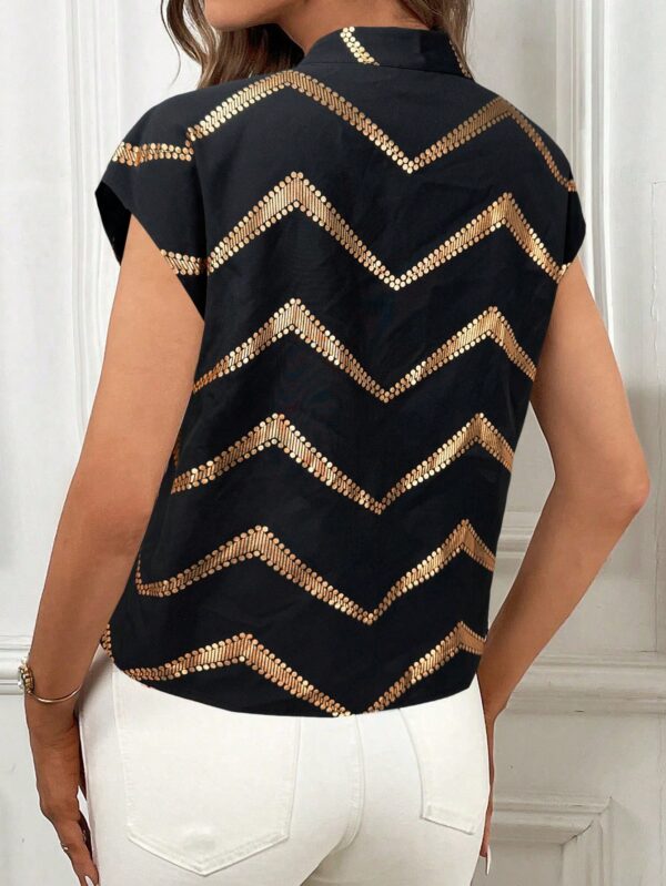 Blusa Elegante con Estampado Gráfico y Cuello de Lazo - Image 14