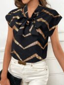 Blusa Elegante con Estampado Gráfico y Cuello de Lazo