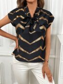 Blusa Elegante con Estampado Gráfico y Cuello de Lazo