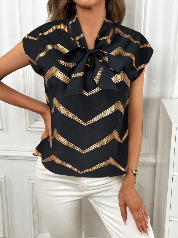 Blusa Elegante con Estampado Gráfico y Cuello de Lazo - Image 16