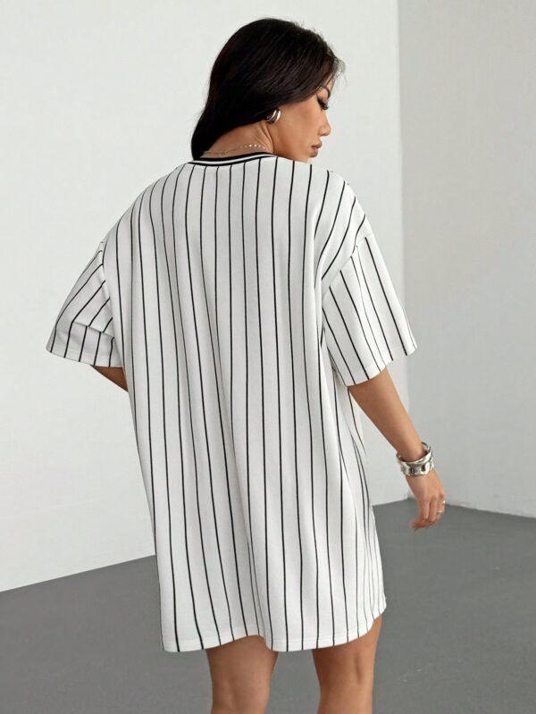 Vestido Casual de Verano con Escote en V y Estampado de Letras y Números - Image 14