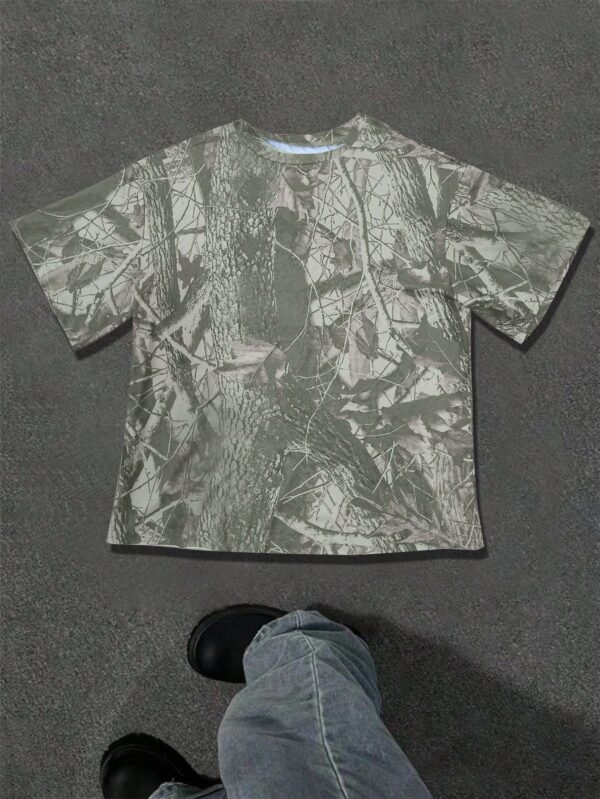 Remera Casual Oversize con Estampado Camuflado y Manga Corta - Image 37