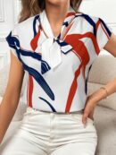 Blusa Elegante con Estampado Gráfico y Cuello de Lazo
