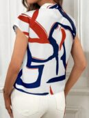 Blusa Elegante con Estampado Gráfico y Cuello de Lazo