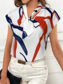 Blusa Elegante con Estampado Gráfico y Cuello de Lazo