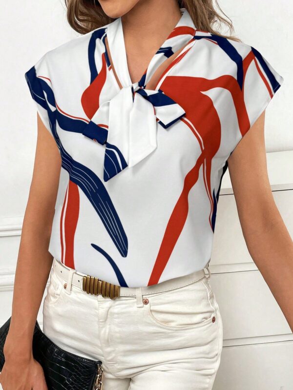 Blusa Elegante con Estampado Gráfico y Cuello de Lazo - Image 47