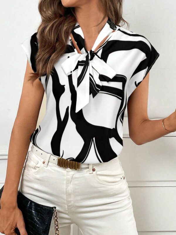 Blusa Elegante con Estampado Gráfico y Cuello de Lazo - Image 21