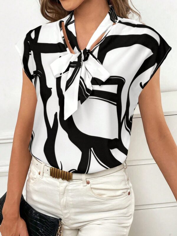 Blusa Elegante con Estampado Gráfico y Cuello de Lazo - Image 23