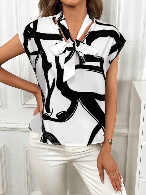 Blusa Elegante con Estampado Gráfico y Cuello de Lazo - Image 24