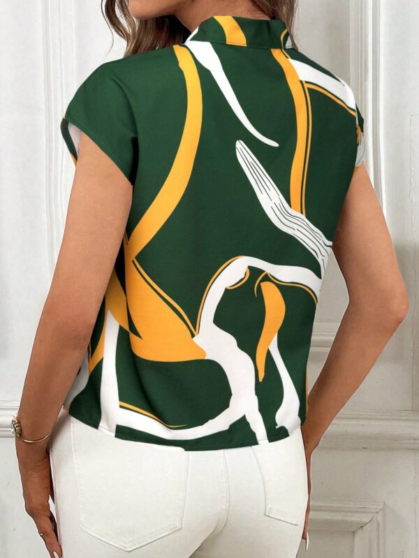 Blusa Elegante con Estampado Gráfico y Cuello de Lazo - Image 26