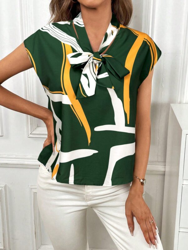 Blusa Elegante con Estampado Gráfico y Cuello de Lazo - Image 30