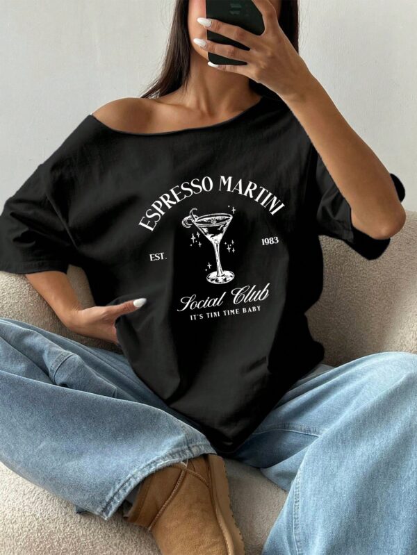 Remera Suelta de Hombro Caído con Eslogan 'Espresso Martini'
