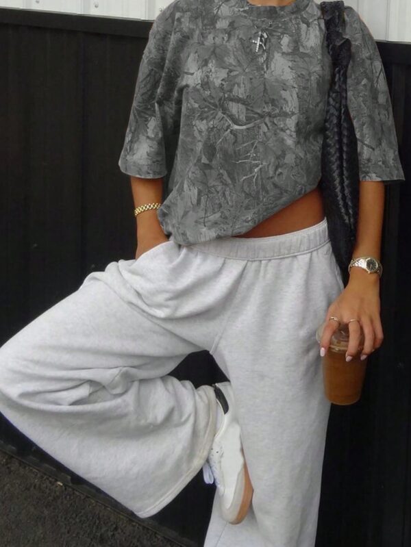 Remera Casual Oversize con Estampado Camuflado y Manga Corta