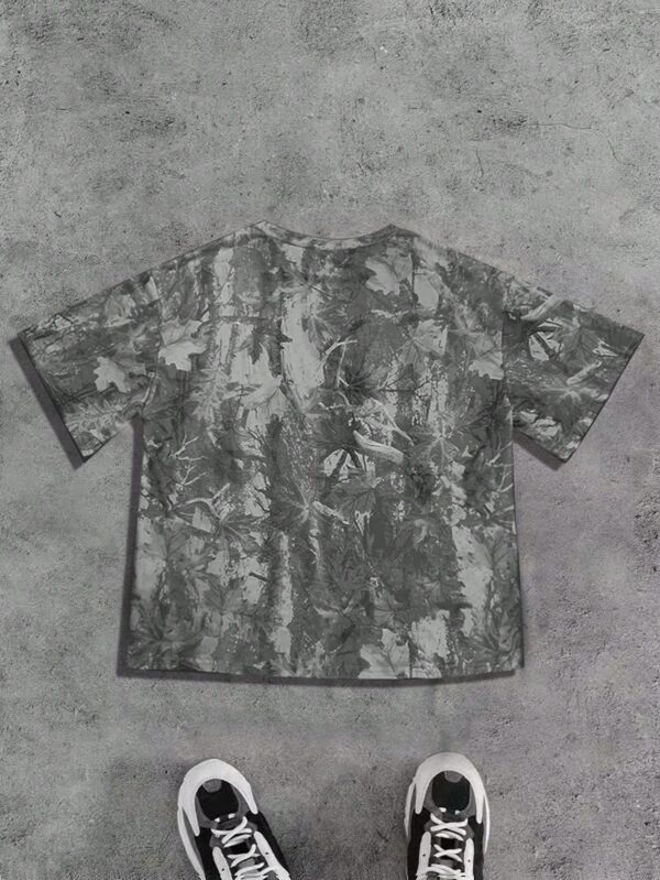 Remera Casual Oversize con Estampado Camuflado y Manga Corta - Image 2