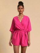Romper de Verano con Cintura Alta y Textura de Encaje Floral