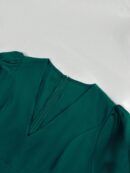 Mono Elegante de Manga Corta con Escote V y Detalles Calados
