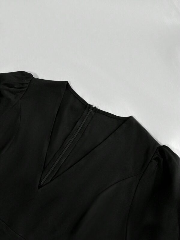 Mono Elegante de Manga Corta con Escote V y Detalles Calados - Image 3