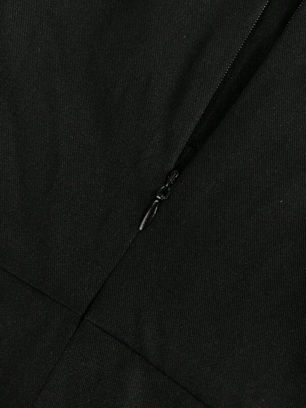 Mono Elegante de Manga Corta con Escote V y Detalles Calados - Image 5