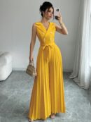 Mono Elegante de Doble Botonadura con Pliegues y Cinturón